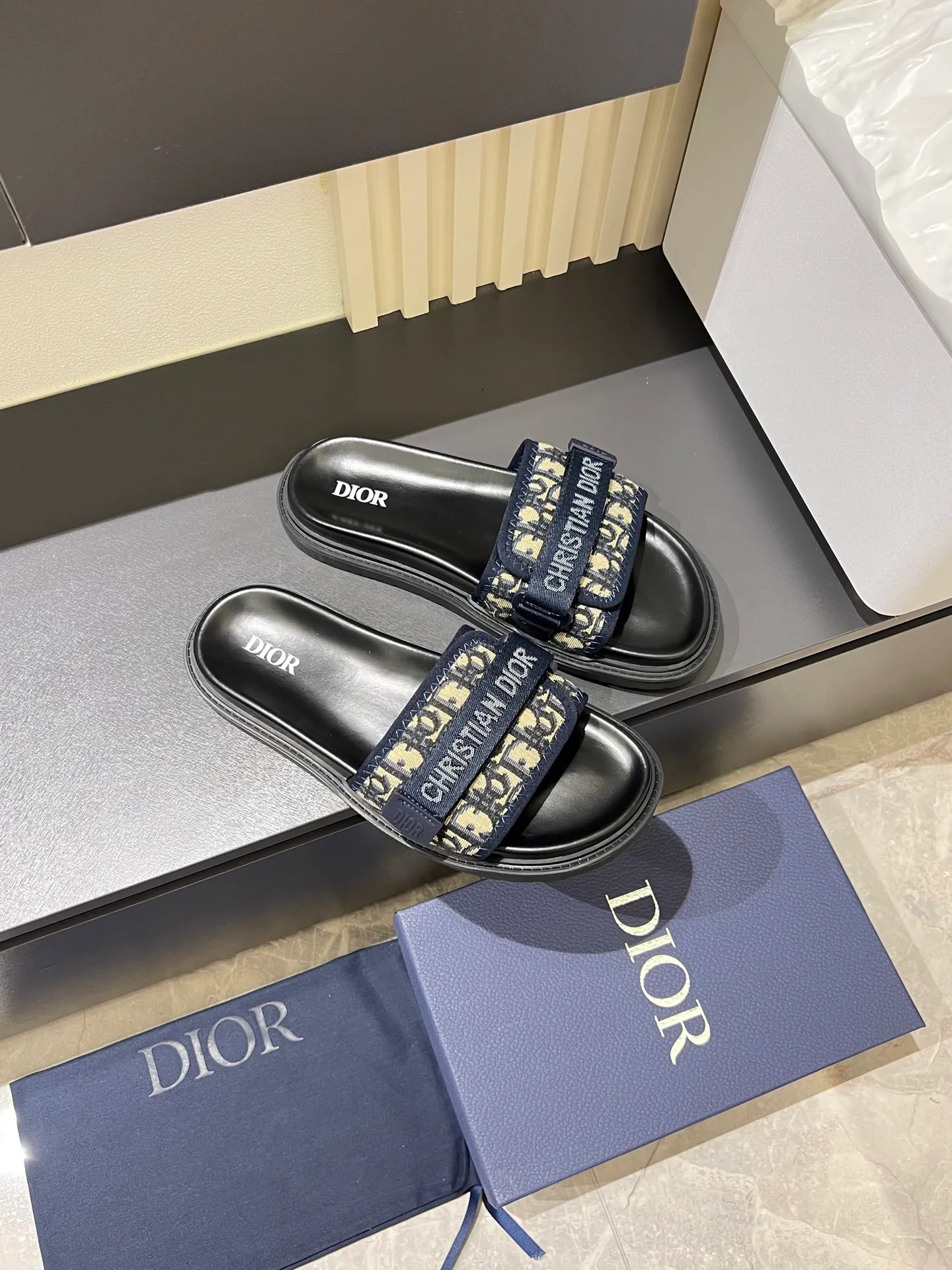 Men's men's shoes 💰p300 Size 38-45 Dior Dior's latest H-Town series Oblique thick sole slippers sandals Original purchase development and production This Dior H-Town sandals pay tribute to the classic logo of sports style and highlight Dior's high-end spirit. Crafted from black rubber with a beige and black Oblique printed upper, it's accentuated with tonal calfskin details. The rubber sole incorporates a variety of elements and is embellished with the Dior logo for a refined, futuristic look. Can be worn with shorts or jeans. Comes with exquisite packaging at the counter 🛍📦 ▪️ Fabric: Original customized imported Oblique embroidery ▪️ Lining: Imported soft sheepskin ▪️ Sole: Original molded ultra-light foam material ▪️ Bottom thickness: 4CM